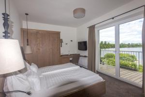 Hotel Stadler am Attersee的电视和/或娱乐中心