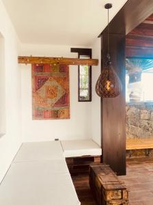 Habitación con mesa, banco y alfombra. en Casa Serendipia en La Asomada