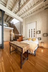 - une chambre avec un lit et une table en bois dans l'établissement Revuelta´s Home, à Séville
