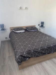 ein Bett mit zwei Kissen darauf in einem Schlafzimmer in der Unterkunft Les marines d'helios in Le Castellas