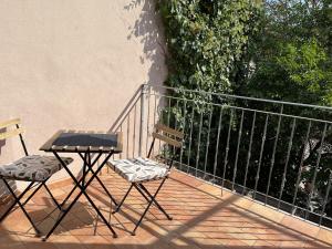 einen Tisch und zwei Stühle auf einem Balkon in der Unterkunft Appartements dans agréable maison de ville centre historique de Rimini in Rimini