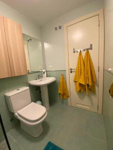 ein Badezimmer mit einem weißen WC und einem Waschbecken in der Unterkunft Picasso in Rincón de la Victoria