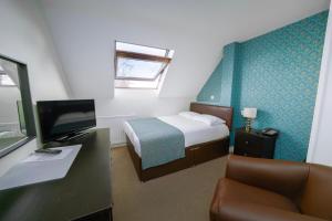 TV a/nebo společenská místnost v ubytování The Angel Hotel