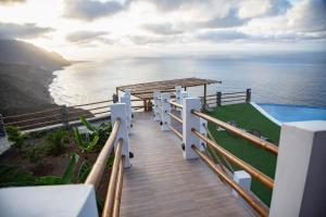 een balkon met uitzicht op de oceaan bij RM Green Hotel 