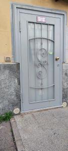 a metal door with a sign on it at Casa Rosy.S in Pozzuoli