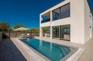 Swimmingpoolen hos eller tæt på Luxury Villa Weiss - Malinska - Heated Pool - Central floor heating in Winter - Osmosis System in kitchen