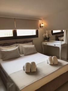 ein Schlafzimmer mit einem großen Bett mit Handtüchern darauf in der Unterkunft Estrella in Keramotí
