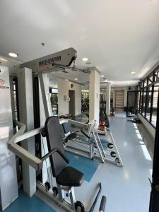 ein Fitnessstudio mit mehreren Laufbändern und einem Laufband in der Unterkunft Hotel Aeroporto Congonhas UH-504 in São Paulo