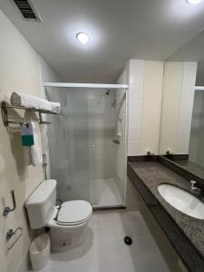 ein Bad mit einer Dusche, einem WC und einem Waschbecken in der Unterkunft Hotel Aeroporto Congonhas UH-504 in São Paulo