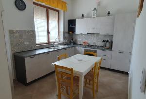 a kitchen with a table and a table and chairs at Nato Contadino in Capalbio