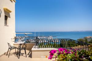 Un balcón con sillas y vistas al océano. en Xilhotel, en Gallipoli