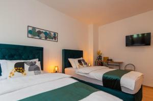 - une chambre avec 2 lits et une télévision à écran plat dans l'établissement Matic Apartments, à Split