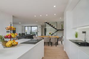 Køkken eller tekøkken på Luxury Villa Weiss - Malinska - Heated Pool - Central floor heating in Winter - Osmosis System in kitchen