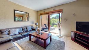 ein Wohnzimmer mit Sofa und Fernseher in der Unterkunft San Lameer Villa 3112 Top Destinations Rentals in Southbroom