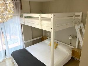 Łóżko lub łóżka w pokoju w obiekcie sabaris -BAIONA a 200 metros de Playa Ladeira
