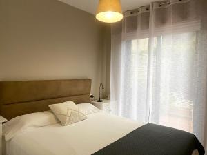 Łóżko lub łóżka w pokoju w obiekcie sabaris -BAIONA a 200 metros de Playa Ladeira