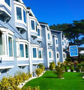 un edificio con un letrero de posada en la calle delante de él en Harbor View Inn, en Half Moon Bay