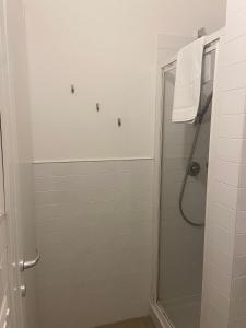 een badkamer met een douche en een glazen deur bij Alba - Le Grotte Rooms & Apartments in Camerano