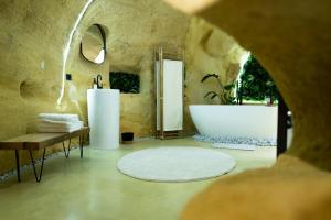 La falaise perdue : Suite troglodyte grandiose في دويه-لا-فونتين: حمام مع حوض استحمام ومغسلة