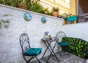 un patio con due sedie e un tavolo di Casa di Rosi, Seaview studio in corfu town a Città di Corfù