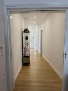 un pasillo vacío con un estante en una habitación en HOME OF OLYMPOS, en Litóchoron