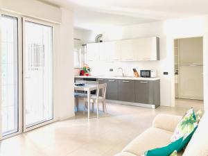 A kitchen or kitchenette at Stepandgo Milano Navigli
