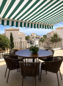 - une table et des chaises sous un parasol sur la terrasse dans l'établissement San Juan de los Terreros Mª S, à San Juan de los Terreros