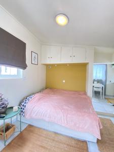 سرير أو أسرّة في غرفة في Private Apt. Acropolis View. Top Floor. Koukaki