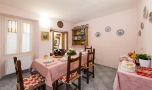 a kitchen and dining room with a table and chairs at B&B Casa del Lago in Baveno