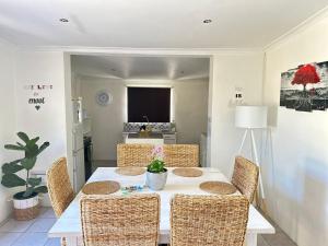 a dining room with a table and chairs at @Oudam in Montagu