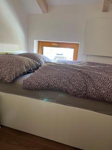 Postel nebo postele na pokoji v ubytování U Králíka, apartmán H, 3 samostatné ložnice - mezonet, 3 vlastní parkovací místa, v klidu, přitom v centru zábavy