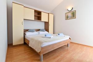 Postel nebo postele na pokoji v ubytování Apartments Andrea I