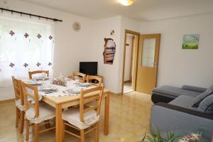 Khu vực ghế ngồi tại Apartment Pojatica Sumartin