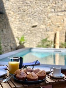 a plate of biscuits and a glass of orange juice at La Maison du Puits in Cesseras