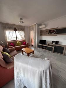een woonkamer met een bank en een tafel bij Villamartin - Las Violetas 555 in Alicante