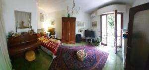 a living room with a couch and a television at Maison De Dora in San Giuliano Terme
