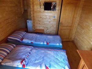 um pequeno quarto com duas camas num camarote em Căsuțe Suzanne Băile Figa em Beclean