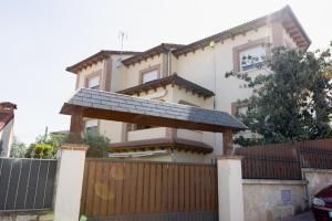 una casa con techo solar en una valla en Casa Rural La Chistera, en Ávila