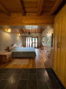 Osho Himalayas Wellness Resort في كانجرا: غرفة نوم بسرير وسقف خشبي