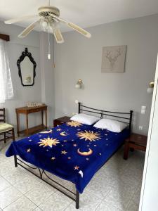 サラミスにあるWelcome in Salaminaのベッドルーム1室(青い掛け布団付きのベッド1台付)