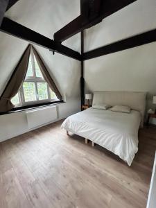 Tempat tidur dalam kamar di Superbe Maison Normande avec Piscine à 3 minutes de la mer