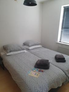 un letto in una stanza con due asciugamani di Vakantiewoning Oude markt Centrum a Vlissingen