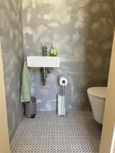 Koupelna v ubytování U Králíka, apartmán H, 3 samostatné ložnice - mezonet, 3 vlastní parkovací místa, v klidu, přitom v centru zábavy