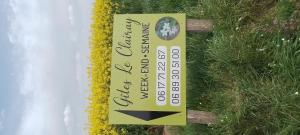 a sign that is on the side of some grass at Maison de charme le Clairay 2 in Trémeur