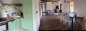 Kuchyň nebo kuchyňský kout v ubytování U Králíka, apartmán H, 3 samostatné ložnice - mezonet, 3 vlastní parkovací místa, v klidu, přitom v centru zábavy