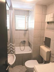 Baño pequeño con aseo y lavamanos en Apartment "None" Makarska, en Makarska