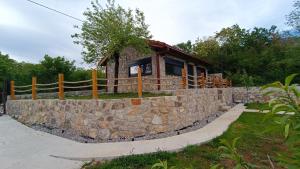 eine steinerne Wand mit einem kleinen Haus darauf in der Unterkunft Stone House Montenegro in Danilovgrad
