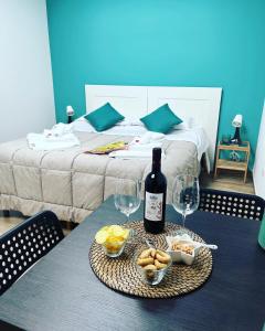 una mesa con una botella de vino y dos copas en B&B La casa di Ale, en Verona