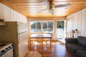 Kuchyň nebo kuchyňský kout v ubytování Depe Dene Lakeside Resort