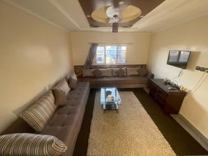 - un salon avec un canapé et une table dans l'établissement Cap Juby Apartment 1, à Tarfaya